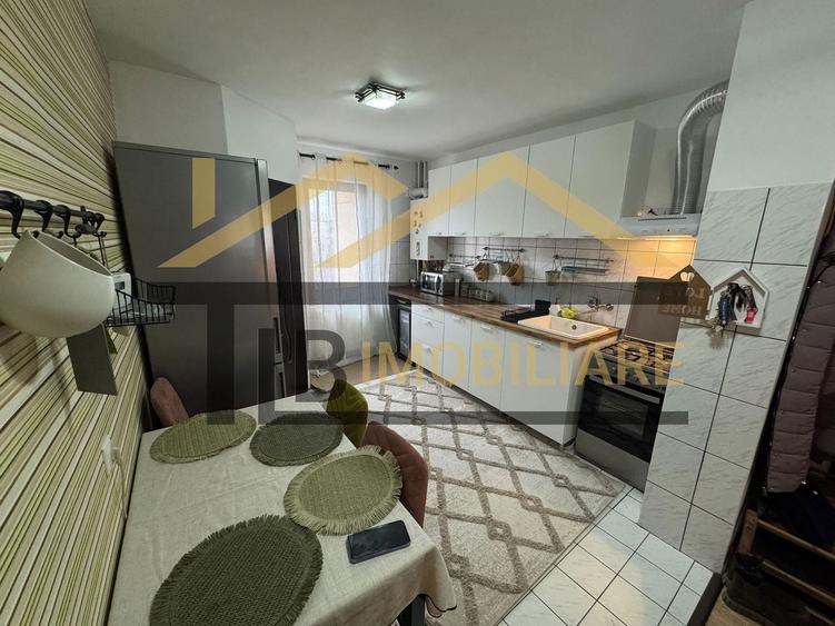 Apartament cu 3 camere decomandat, mobilat în Diamant