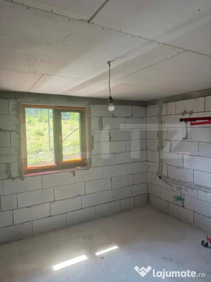 Casă cu 4 camere cu Teren 813 Mp în Piatra