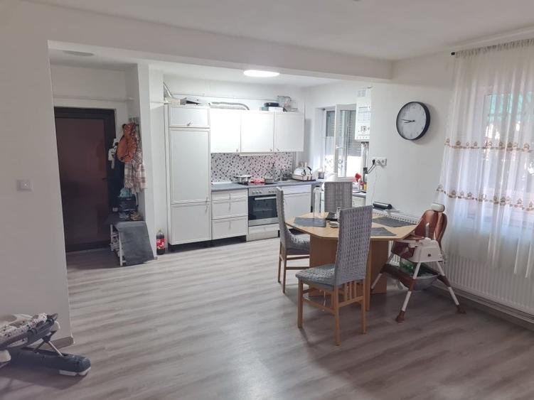 Apartament cu 3 camere semidecomandat în Central