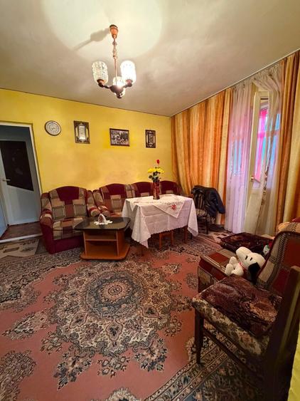 Apartament cu 3 camere semidecomandat în Cataloi