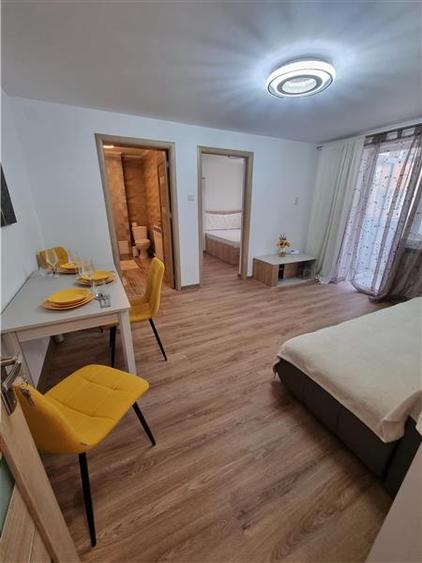Apartament cu 3 camere nedecomandat, mobilat în 1 Mai