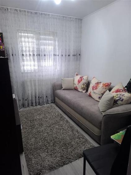 Apartament cu 3 camere semidecomandat, mobilat în Tătărași