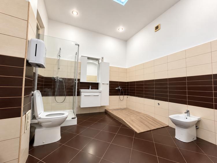 Casă individuală cu 10 camere cu Canalizare în Lunei