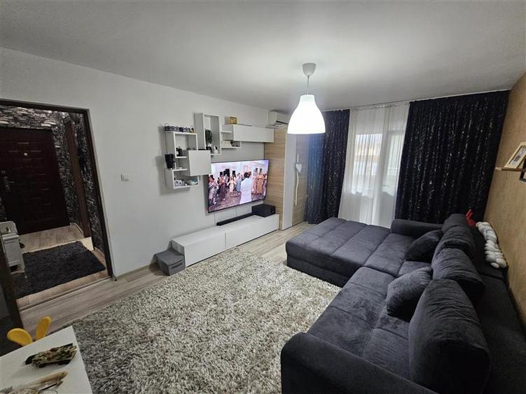 Apartament cu 3 camere decomandat, mobilat în Micro IV