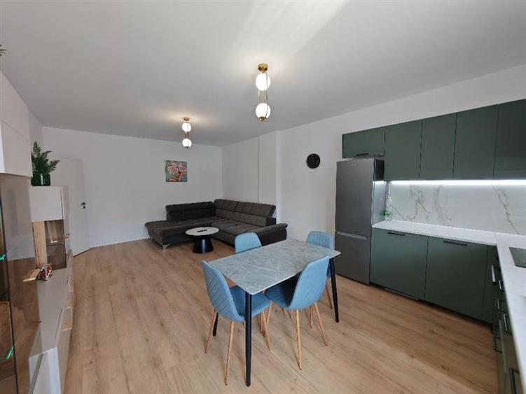 Apartament cu 2 camere decomandat, mobilat în Tractorul