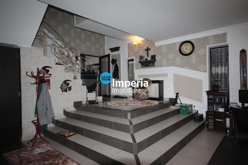 Casă individuală cu 10 camere cu Canalizare în Bucium
