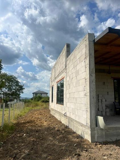 Casă cu 4 camere cu Teren 550 Mp în Aninoasa