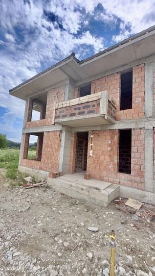 Casă cu 4 camere cu Teren 265 Mp în Bujoreni