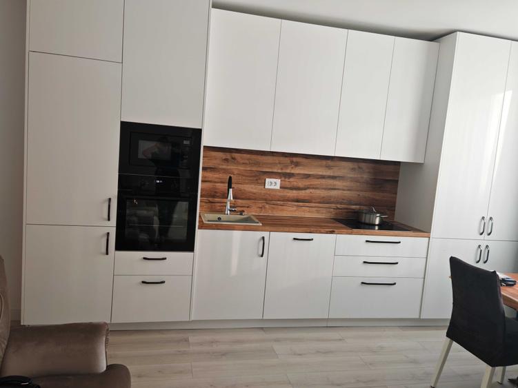 Apartament cu 3 camere decomandat, mobilat în Exterior Vest
