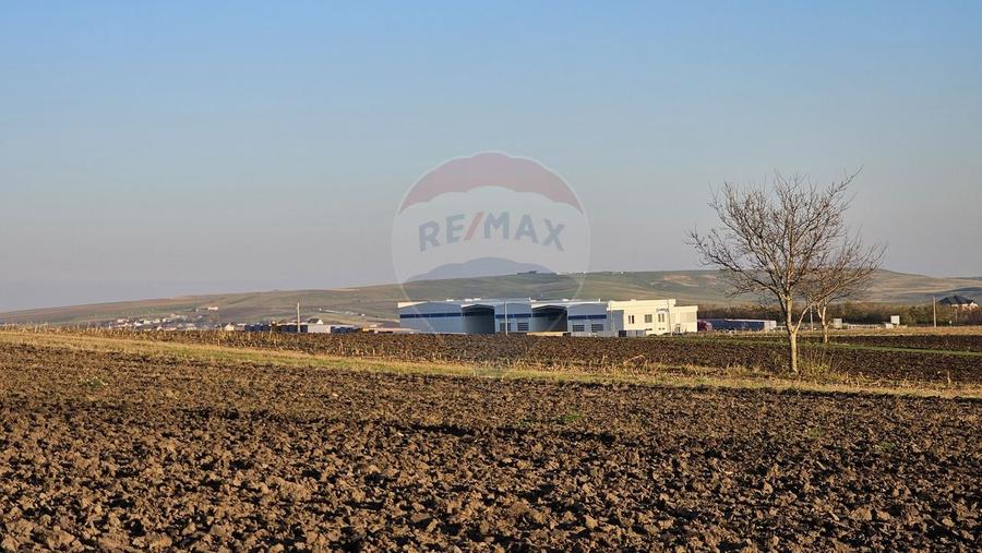 Teren agricol extravilan de 6100 mp, în Stroiești