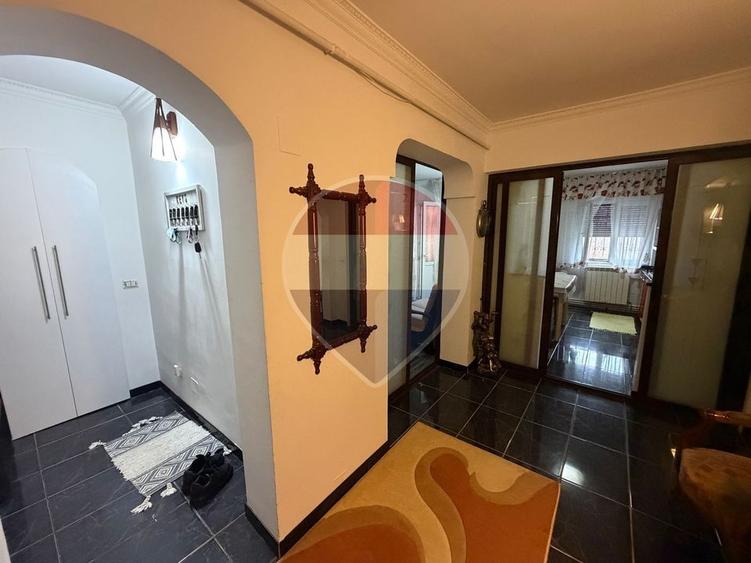 Apartament cu 3 camere decomandat, mobilat în Central