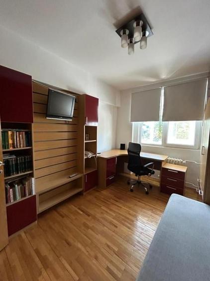 Apartament cu 3 camere în Drumul Taberei