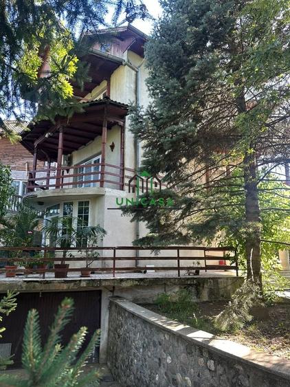 Casă individuală cu 7 camere cu Canalizare în Cartierul Nord