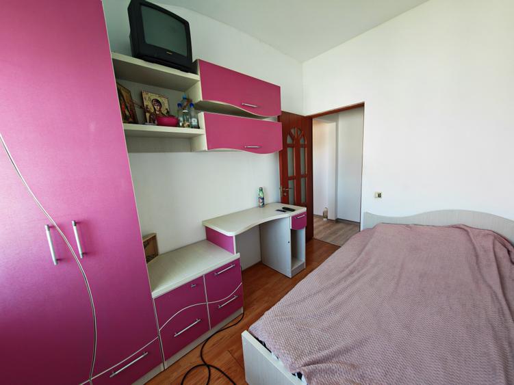 Apartament cu 3 camere semidecomandat în Km 4-5