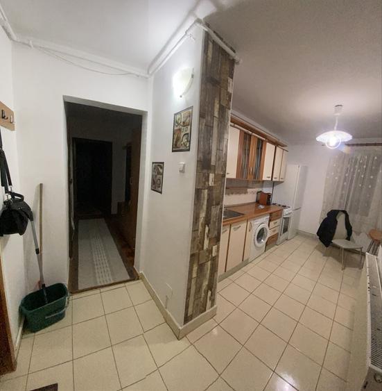 Apartament cu 3 camere decomandat în Pandurilor