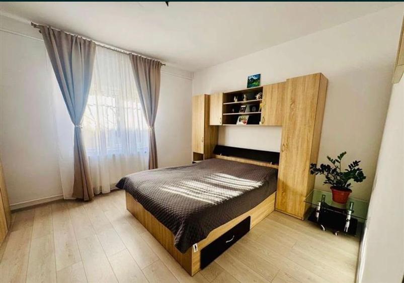 Casă cu 10 camere cu Canalizare în Est