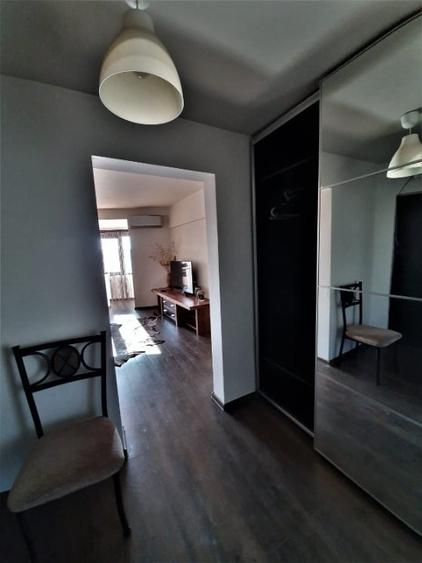 Apartament cu 3 camere semidecomandat, mobilat în Tineretului