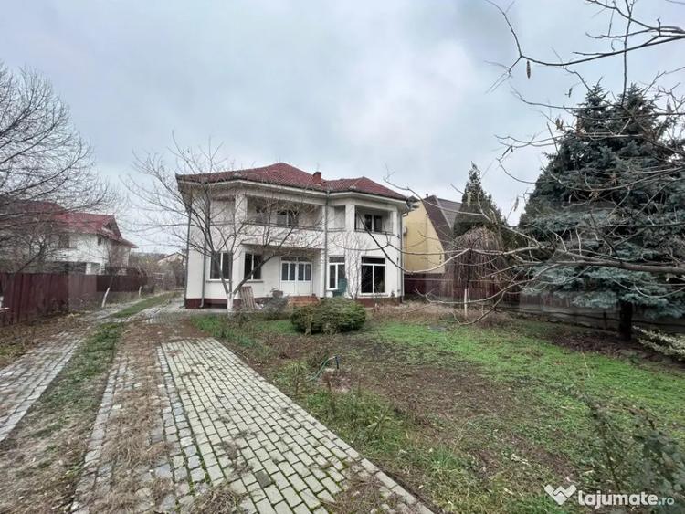 Casă cu 7 camere cu Teren 900 Mp în Central