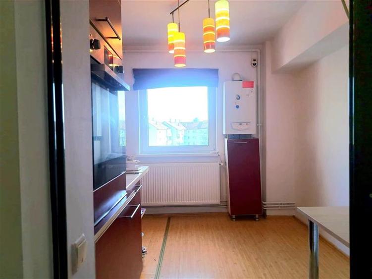 Apartament cu 3 camere decomandat, mobilat în Lenin