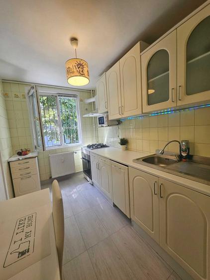 Apartament cu 3 camere semidecomandat în Drumul Taberei