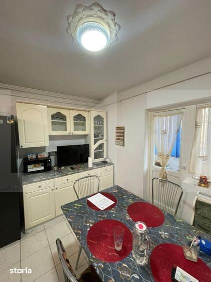 Apartament cu 4 camere decomandat în Lipovei