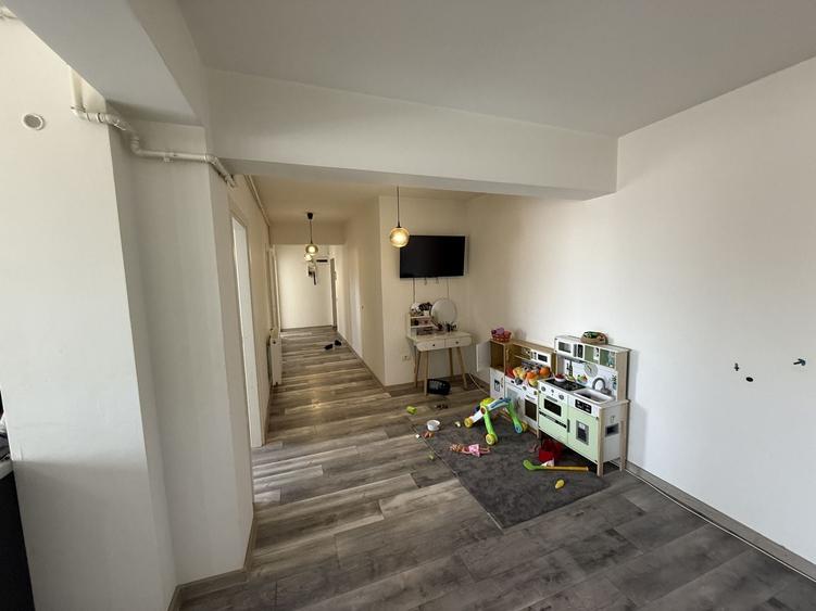 Apartament cu 3 camere decomandat, mobilat în Palazu Mare