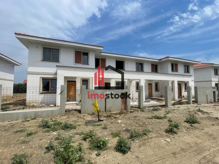 Duplex cu 4 camere cu Canalizare în Lunei