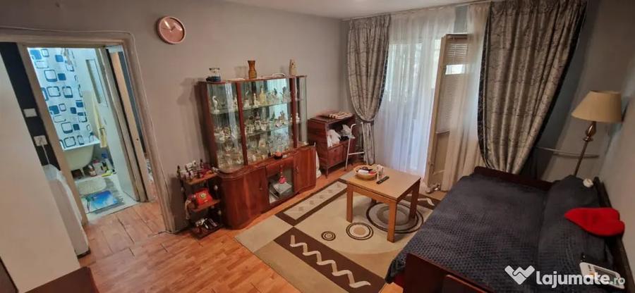 Apartament cu 2 camere semidecomandat în Craiovița Nouă