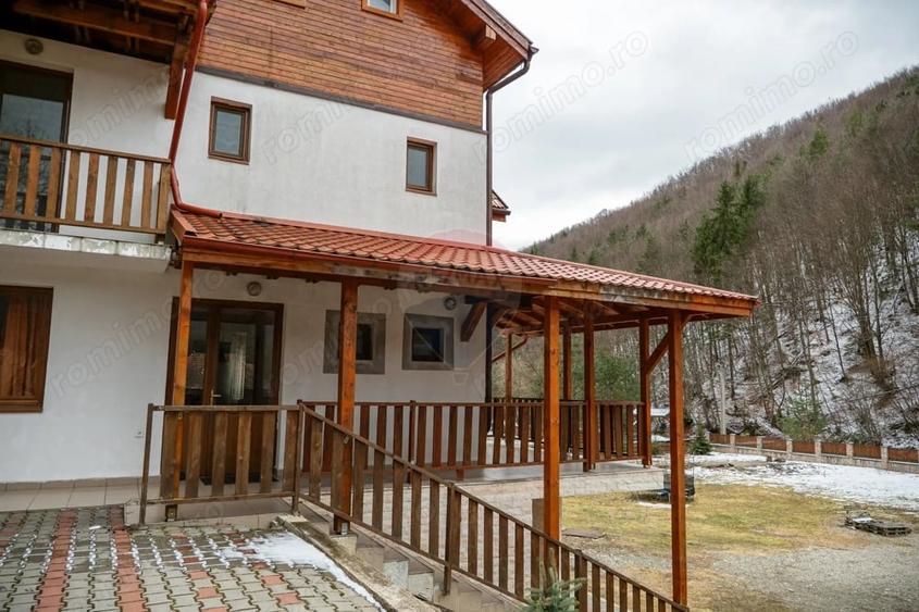 Casă cu 10 camere cu Teren 3300 Mp în Vale