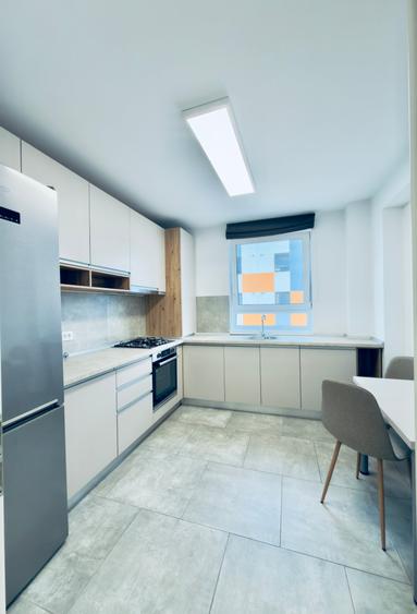Apartament cu 2 camere decomandat în Tractorul
