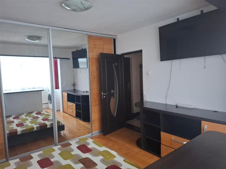 Apartament cu 3 camere semidecomandat în Podul de Piatră