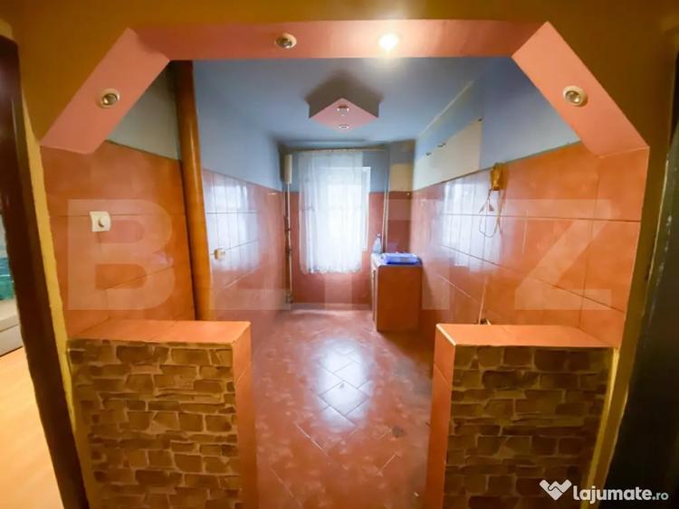 Apartament cu 3 camere decomandat în Rovine