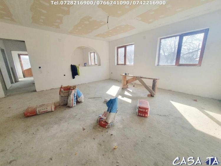 Casă individuală cu 3 camere cu Canalizare în Arcani