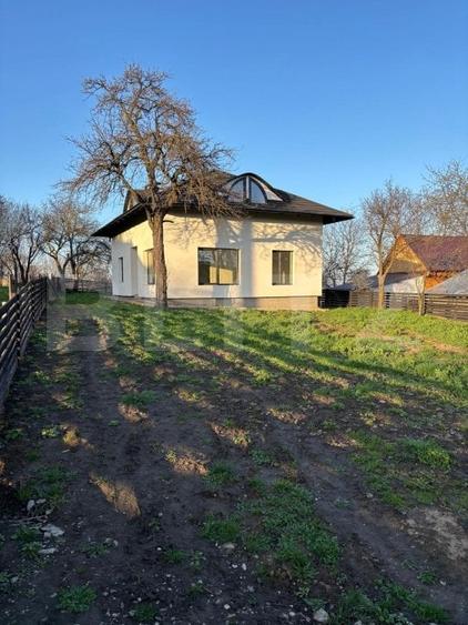 Casă individuală cu 6 camere cu Canalizare în Sud-Vest