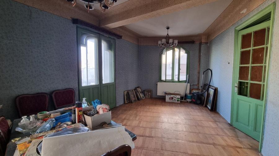 Apartament cu 4 camere decomandat în Calea Victoriei