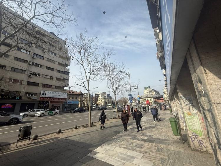 Apartament cu 3 camere semidecomandat, mobilat în Romană