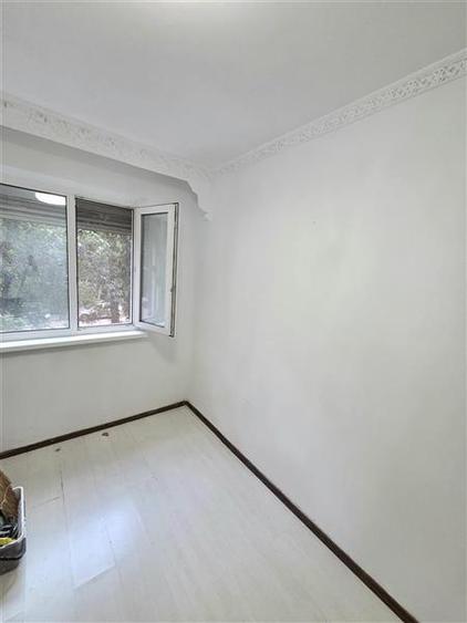 Apartament cu 3 camere semidecomandat în Groapa