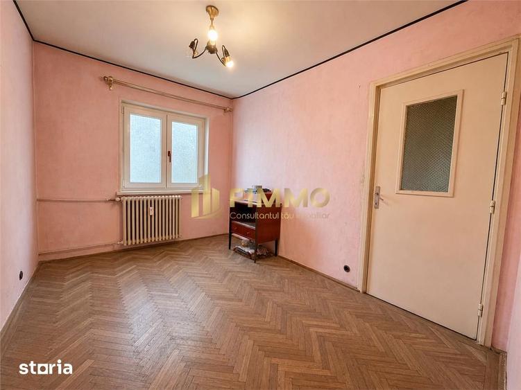 Apartament cu 3 camere semidecomandat în Sud