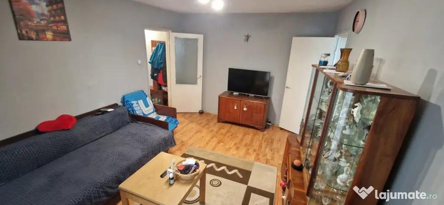 Apartament cu 2 camere semidecomandat în Craiovița Nouă