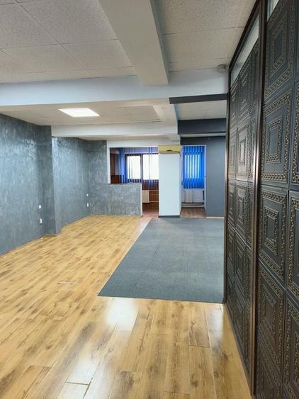 Spațiu comercial, de 100 mp, în Trocadero