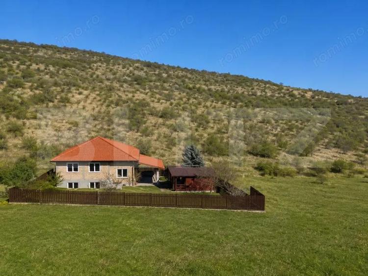 Casa la rosu de vanzare in Livezeni - 5