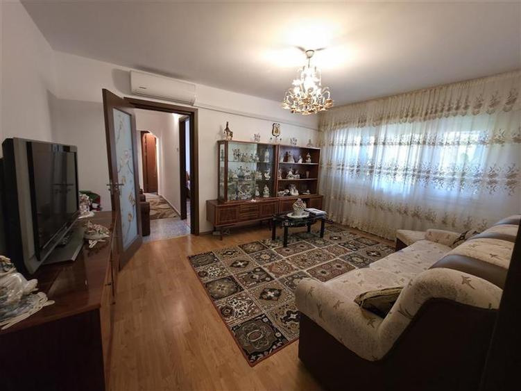 Apartament cu 4 camere semidecomandat în Craiovița Nouă