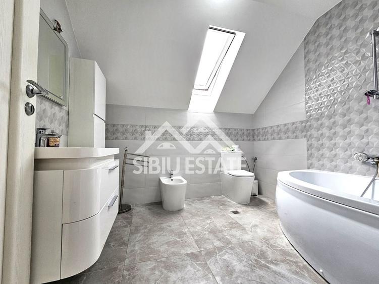 Casă individuală cu 6 camere cu Canalizare în Exterior Sud