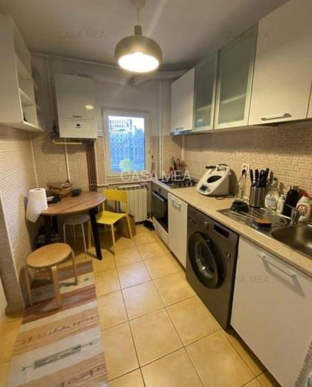 Apartament cu 3 camere semidecomandat în P-ța Unirii