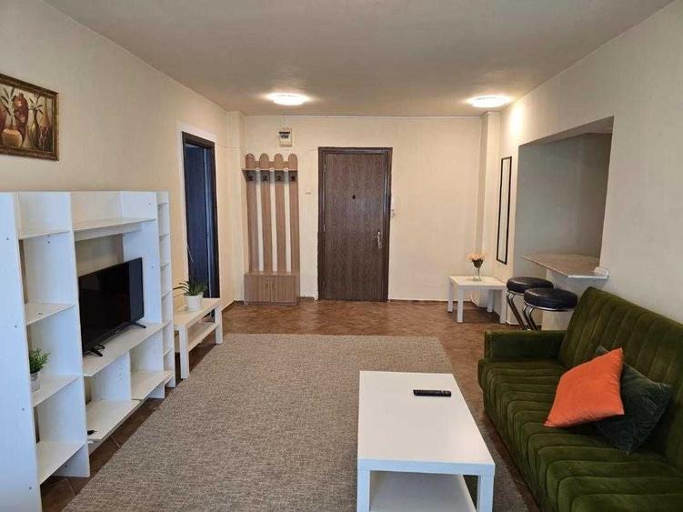 Apartament cu 2 camere semidecomandat, mobilat în Decebal