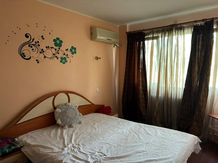 Apartament cu 3 camere semidecomandat, mobilat în Podu Roș