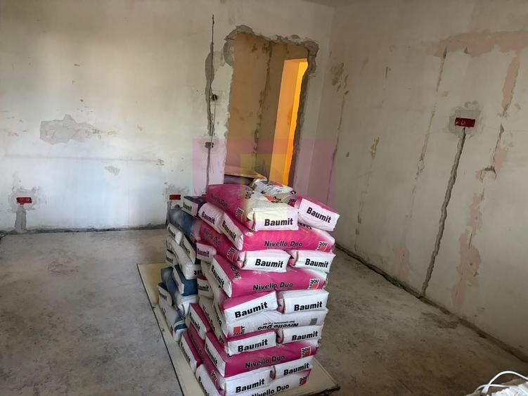 Apartament cu 3 camere semidecomandat în Lacul Tei