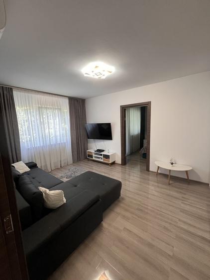 Apartament cu 3 camere semidecomandat în Central