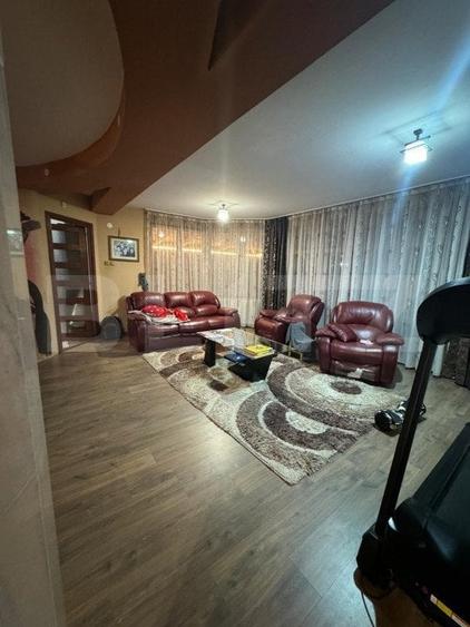 Casă cu 8 camere cu Teren 3500 Mp în Central