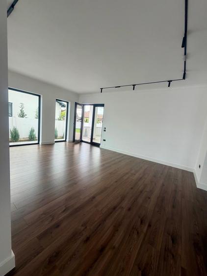 Casă individuală cu 4 camere cu Teren 500 Mp în Periferie
